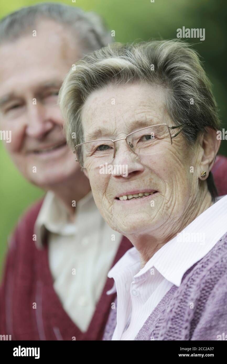 Allemagne, Cologne, Portrait de senior couple in park, smiling Banque D'Images