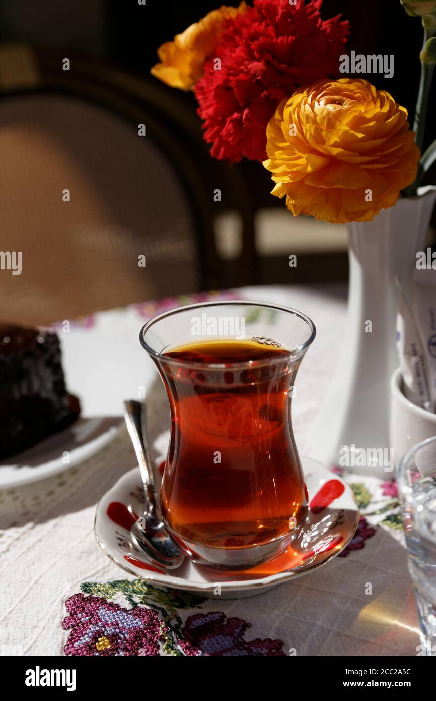 La Turquie, Cesme, le thé noir sur tableau avec vase à fleurs Banque D'Images