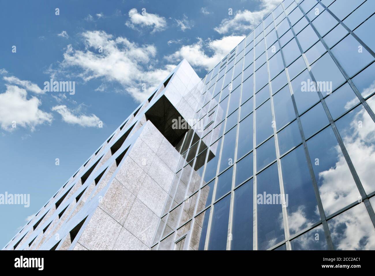 Allemagne, Düsseldorf, bâtiment d'affaires moderne contre ciel nuageux Banque D'Images
