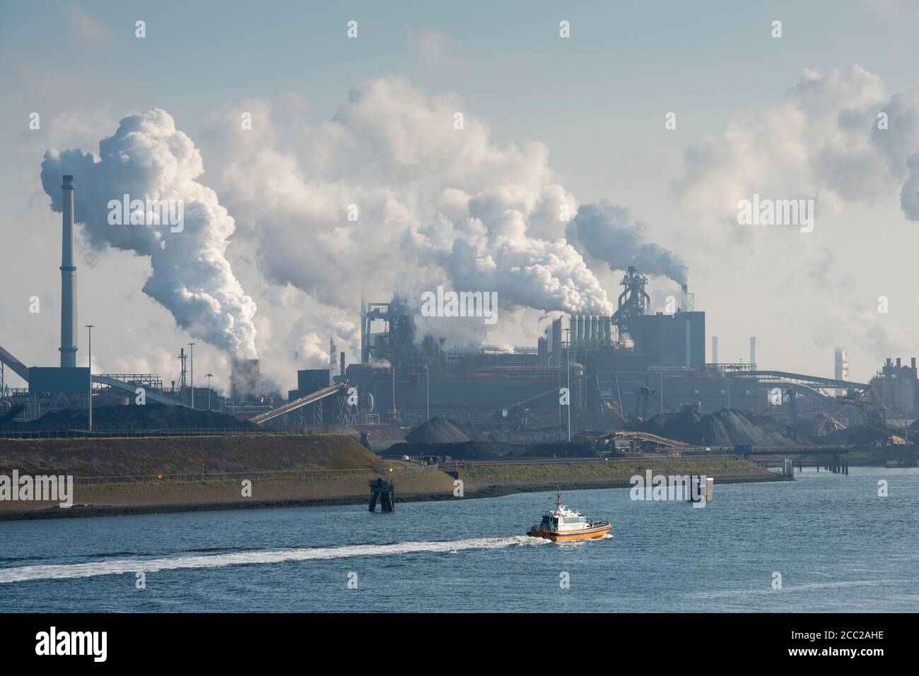 Pays-bas, Amsterdam, voir l'usine de Tata Steel sur la côte de la mer du Nord Banque D'Images