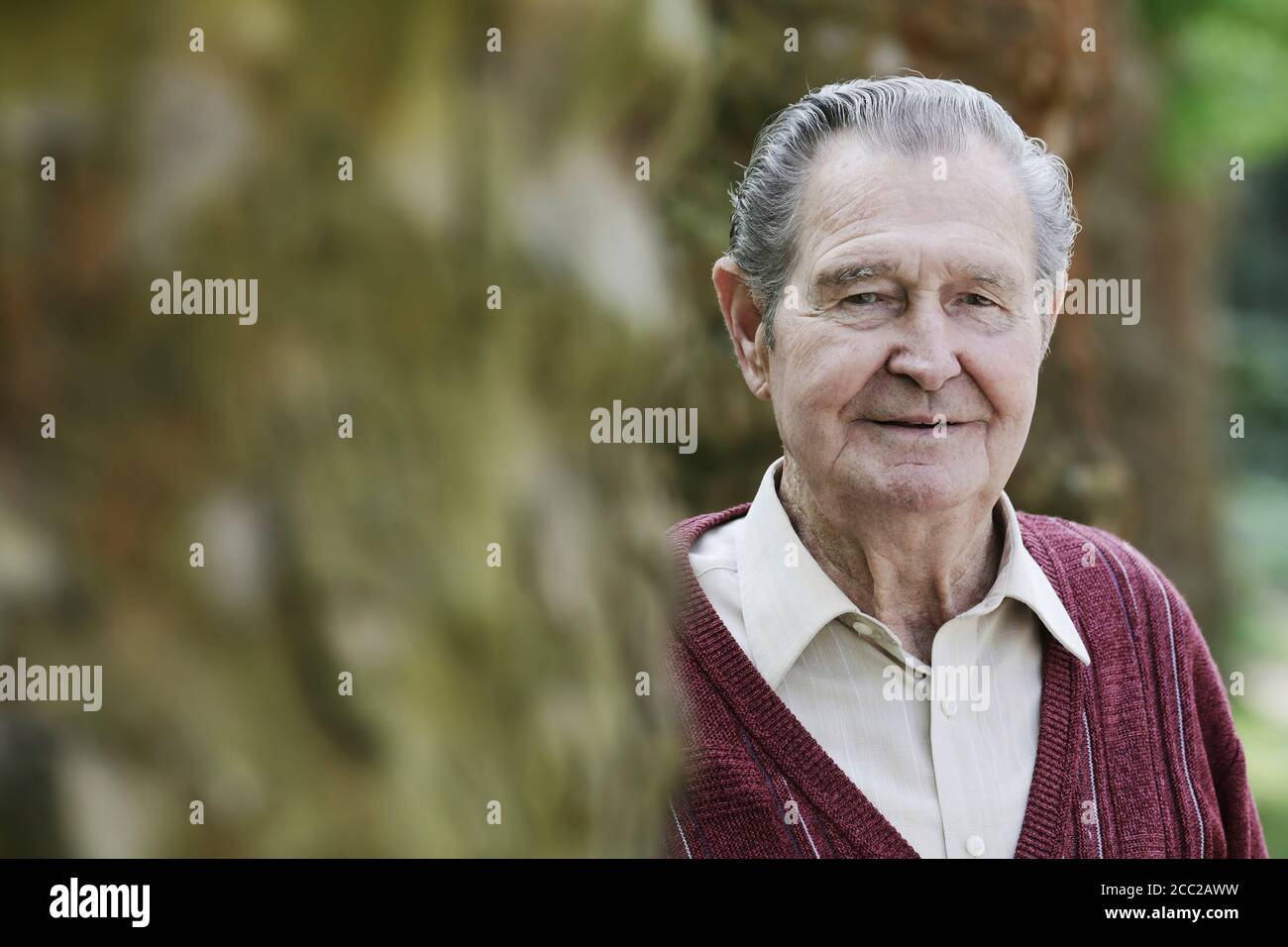 Allemagne, Cologne, Portrait of senior man in park, Close up Banque D'Images