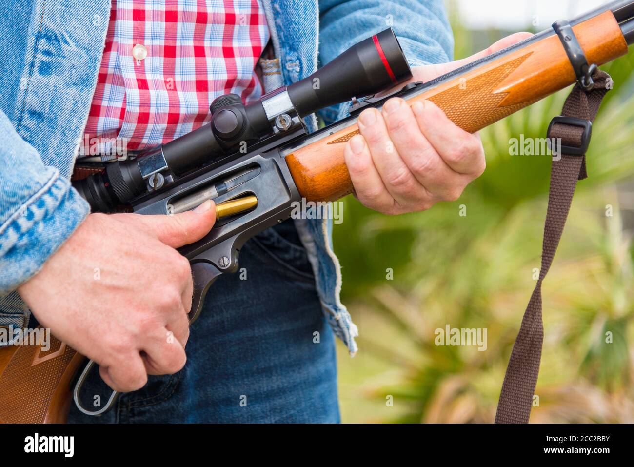 Texas Cowboy, munitions chargement de fusil de chasse, Close up Banque D'Images