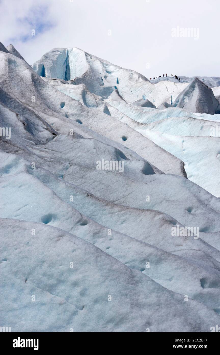 La Norvège, Nigardsbreen, langue du glacier, les touristes en arrière-plan Banque D'Images