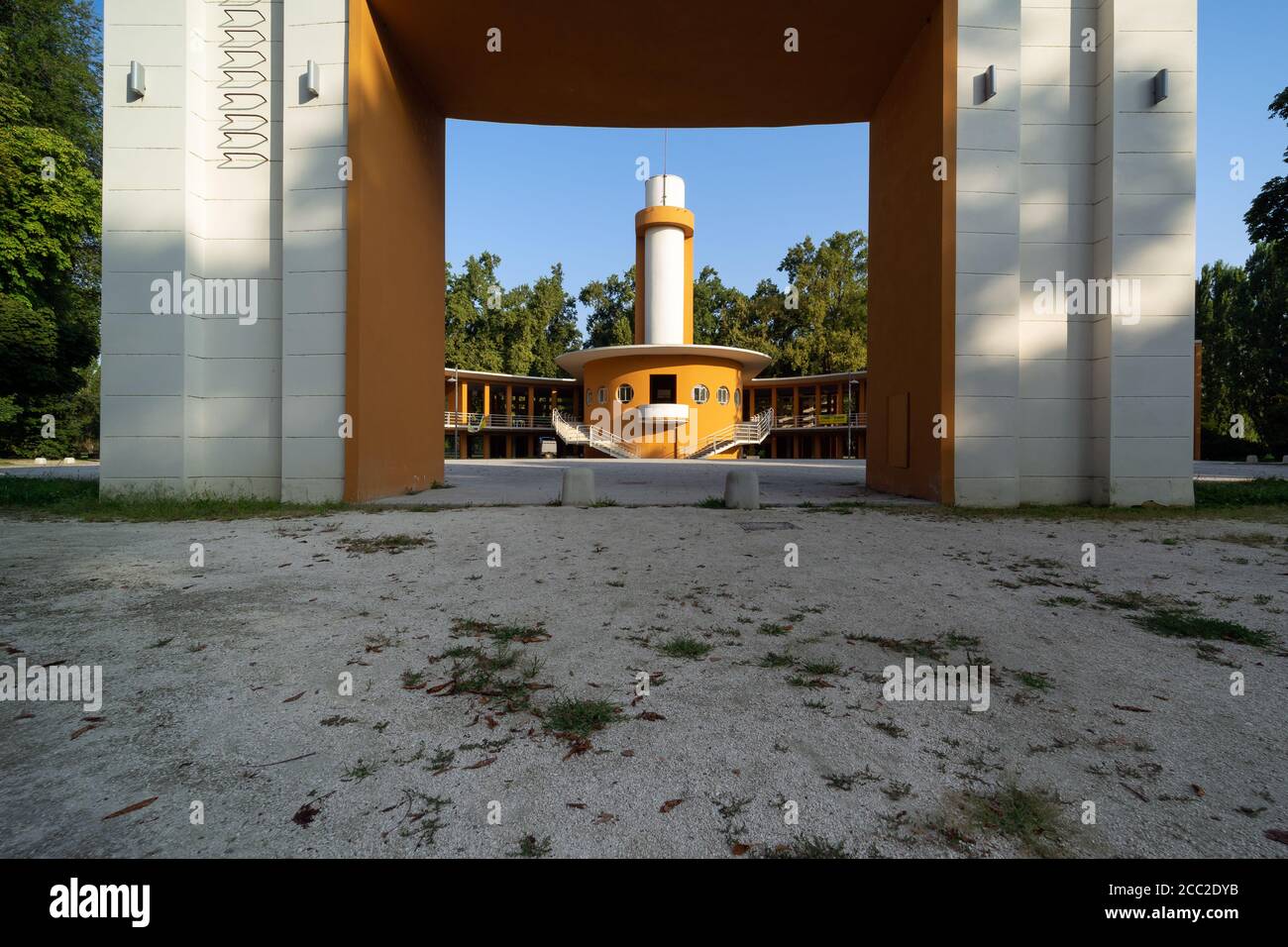 Colonia Farinacci, Cremona, Italie; 1936, par Carlo Gaudenzi, exemple typique de l'architecture moderniste / futuriste italienne de la période fasciste Banque D'Images