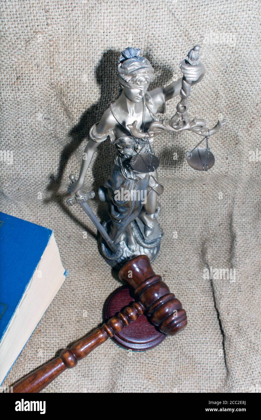 Droit et justice. Maillet du juge, livres, échelles de justice. Banque D'Images