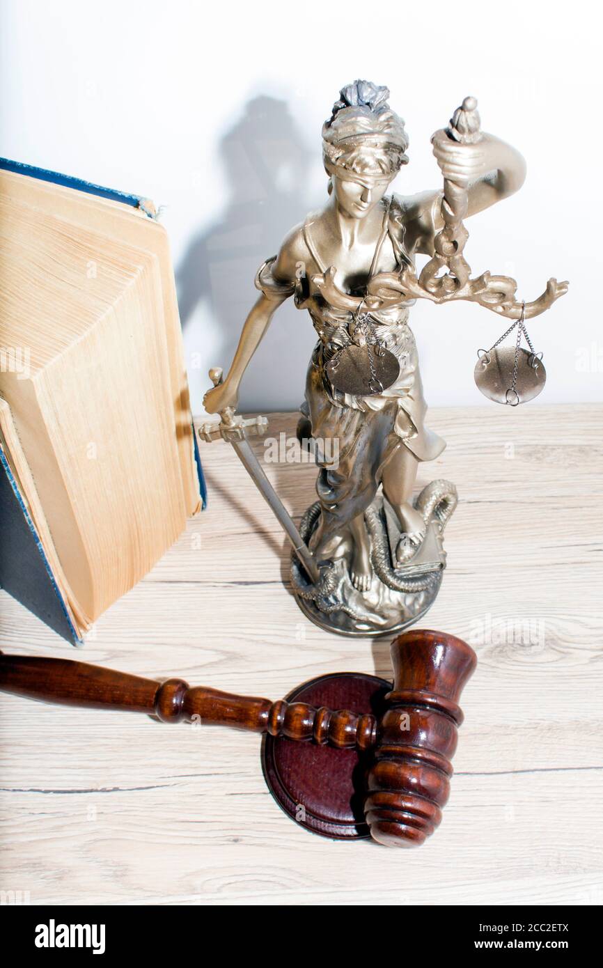 Droit et justice. Maillet du juge, livres, échelles de justice. Banque D'Images