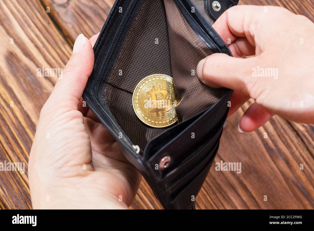 Pièces en or Bitcoin avec portefeuille, gros plan. Concept de crypto-monnaie  virtuelle Photo Stock - Alamy