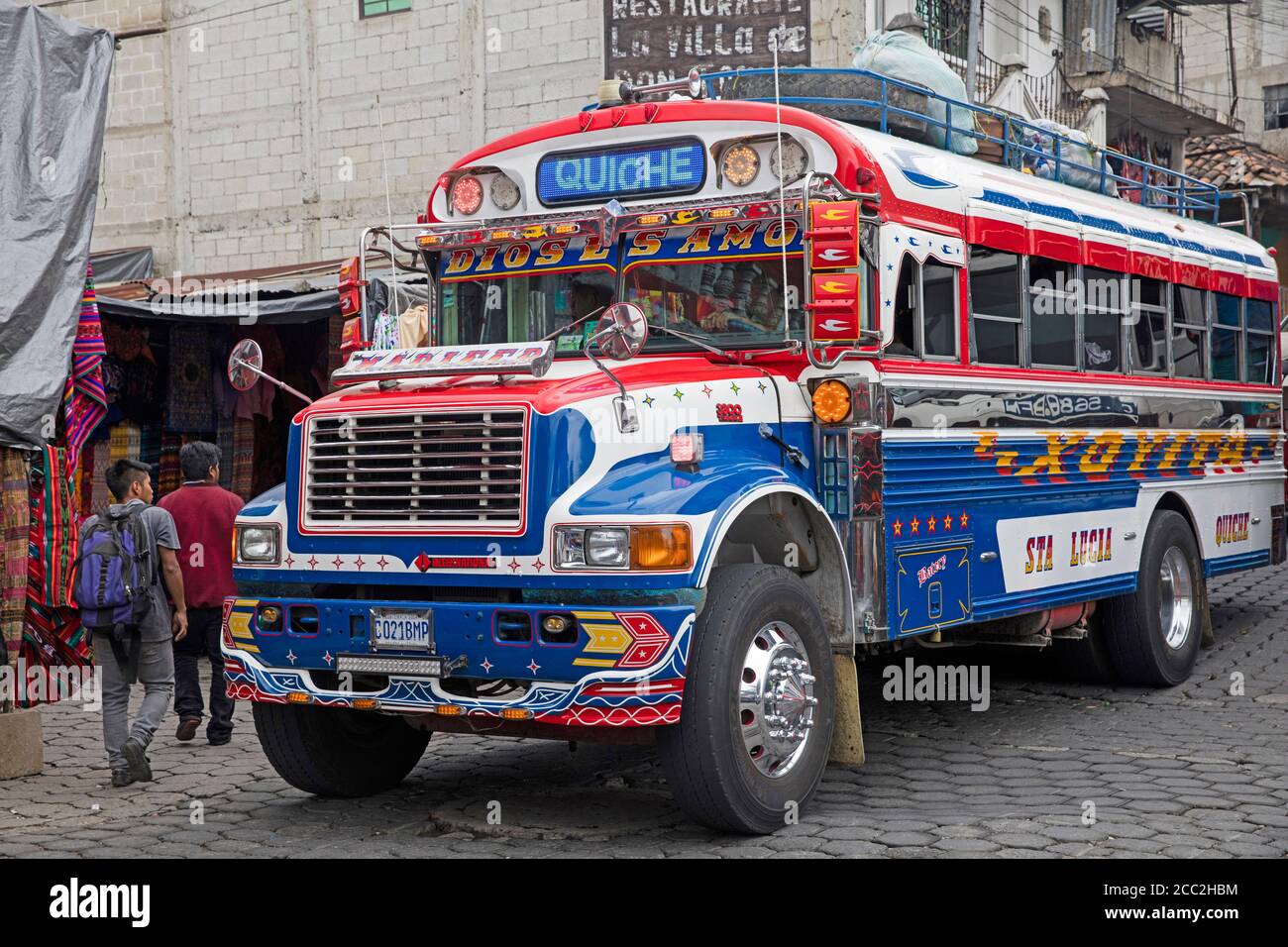 Bus de poulet / camioneta de pollos / trambilla, coloré et décoré bus qui transporte des marchandises et des personnes à Chichicasenango, El Quiché, Guatemala Banque D'Images