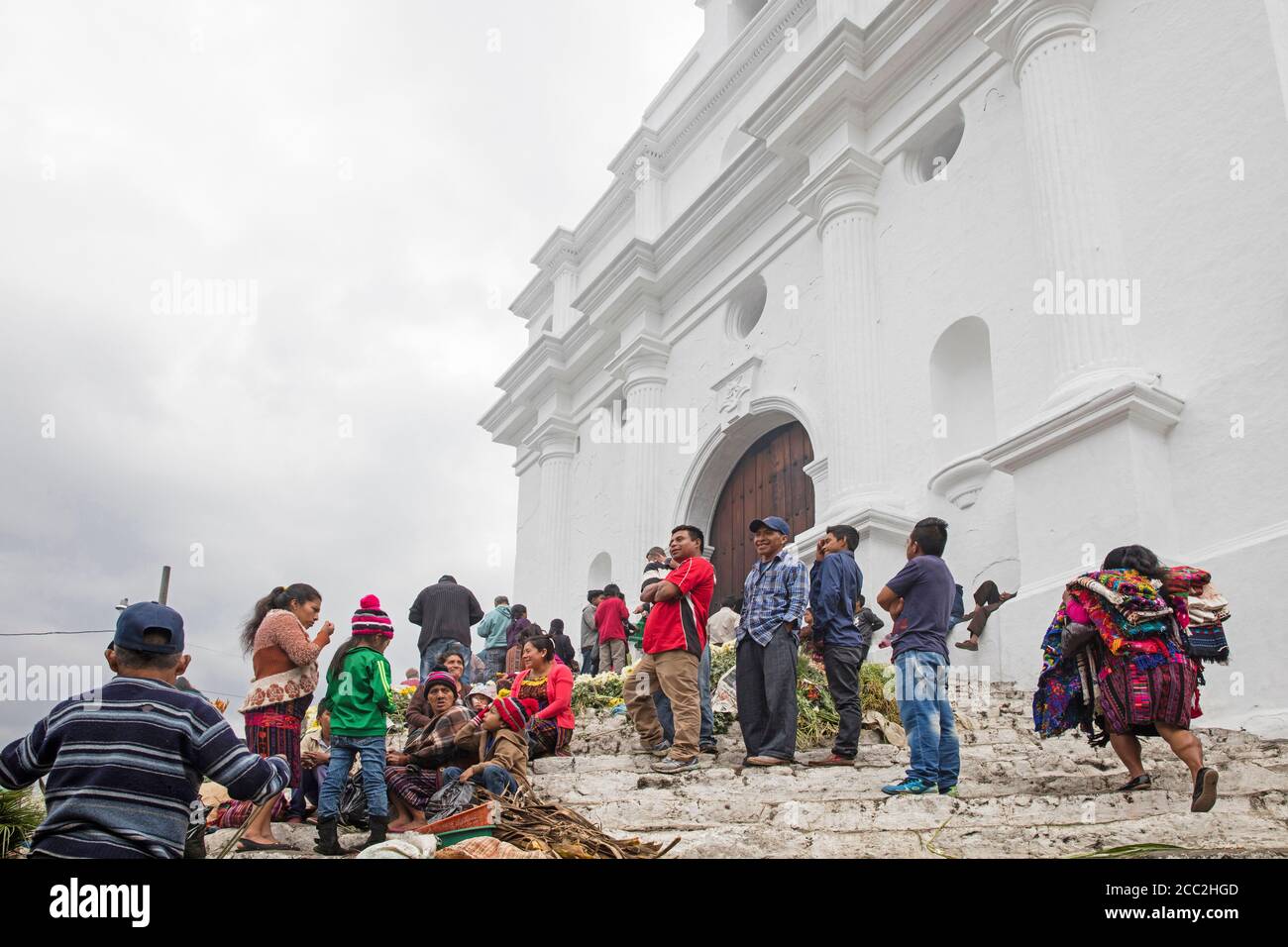Les habitants de la région ont appelé Mayan K'iche vendant des fleurs le jour du marché devant l'église Iglesia de Santo Tomás à Chichicatenango, El Quiché, Guatemala Banque D'Images