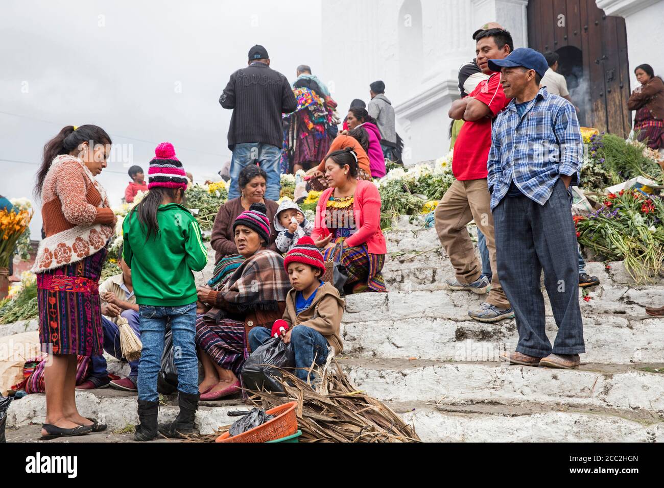 Les habitants de la région ont appelé Mayan K'iche vendant des fleurs le jour du marché devant l'église Iglesia de Santo Tomás à Chichicatenango, El Quiché, Guatemala Banque D'Images