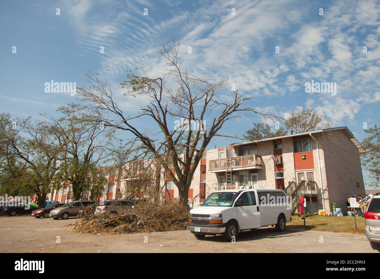 Cedar Rapids, Iowa, États-Unis. 16 août 2020. 16 août 2020: Cedar Terrace Apartments, une communauté de nombreux réfugiés dans leur propre pays, a été dévastée lors de la tempête qui a frappé la région le lundi 10 août. De nombreux bâtiments sont condamnés, de sorte que les résidents dorment dehors dans des tentes. Après que les nouvelles locales aient été mises en évidence, des dons arrivent et le service des incendies tente de mettre autant de personnes qu'elles le peuvent dans des abris. Malheureusement, beaucoup d'entre eux refusent de laisser leurs effets personnels derrière eux, donc ils attendent des unités de stockage pour verrouiller leurs effets personnels. Cedar Rapids et beaucoup de la zone de capitulations Banque D'Images Cedar Rapids, Iowa, États-Unis. 16 août 2020. 16 août 2020: Cedar Terrace Apartments, une communauté de nombreux réfugiés dans leur propre pays, a été dévastée lors de la tempête qui a frappé la région le lundi 10 août. De nombreux bâtiments sont condamnés, de sorte que les résidents dorment dehors dans des tentes. Après que les nouvelles locales aient été mises en évidence, des dons arrivent et le service des incendies tente de mettre autant de personnes qu'elles le peuvent dans des abris. Malheureusement, beaucoup d'entre eux refusent de laisser leurs effets personnels derrière eux, donc ils attendent des unités de stockage pour verrouiller leurs effets personnels. Cedar Rapids et beaucoup de la zone de capitulations Banque D'Images
