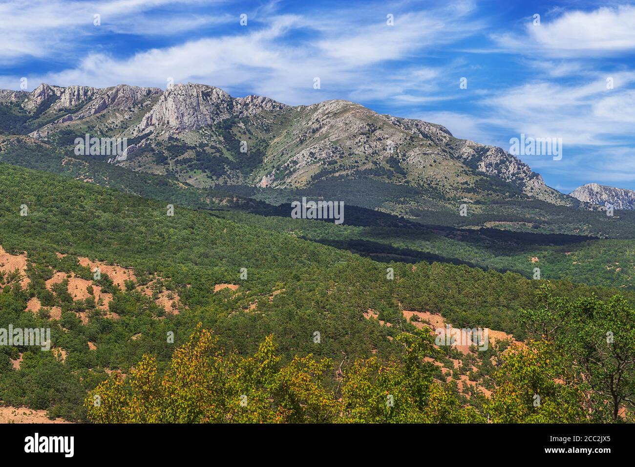 Vue panoramique sur les montagnes de Crimée, ciel nuageux et vallée. Massif montagneux Chatyr-Dag, Crimée. Célèbre itinéraire de randonnée. Banque D'Images