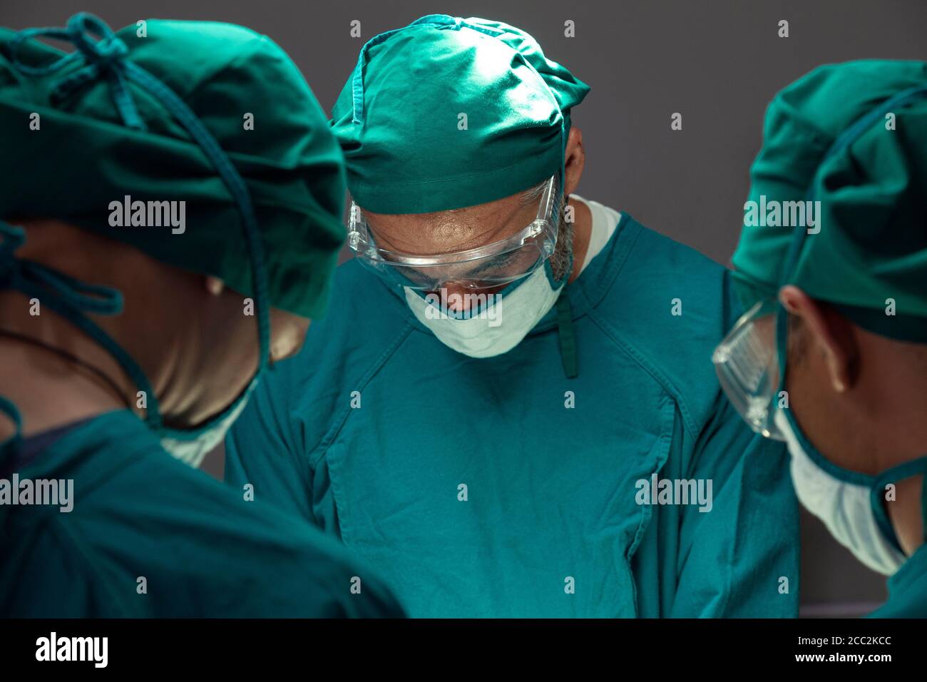 groupe de médecins chirurgicaux professionnels concentrés équipe chirurgicale un patient dans la salle d'opération de l'hôpital. Banque D'Images