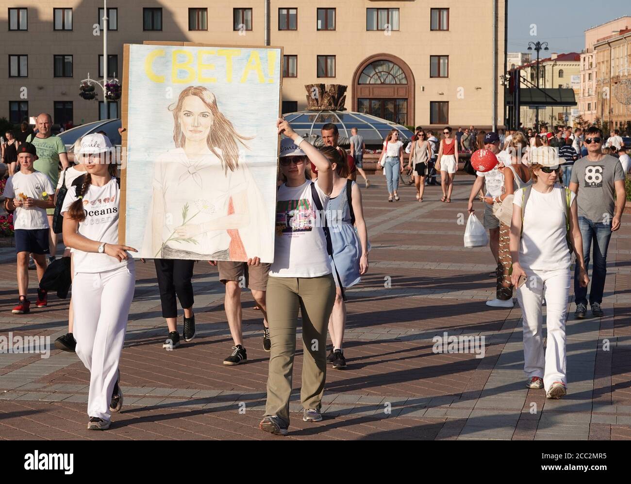 Minsk, Bélarus. 17 août 2020. Deux femmes portent une photo du candidat présidentiel oppositionnel S. Tikhanovskaya, qui revendique la victoire aux élections du 9 août, en marge d'une manifestation sur la place de l'indépendance. Elle est prête à prendre l'initiative dans le pays après la démission du chef de l'État A. Loukachenko. Les manifestants réclament la démission de Loukachenko. Crédit : Ulf Mauder/dpa/Alay Live News Banque D'Images