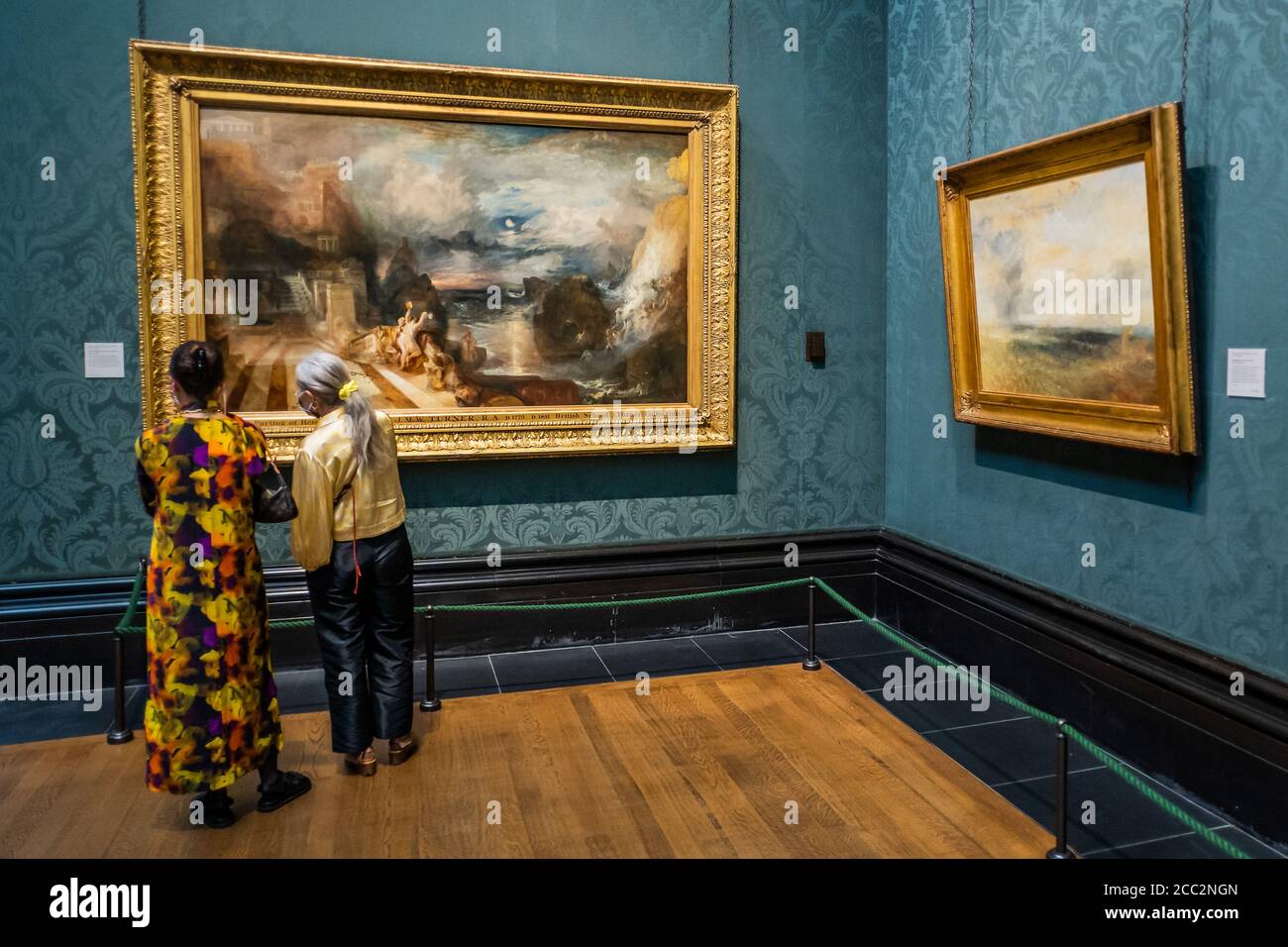 Londres, Royaume-Uni. 17 août 2020. Œuvres de Turner - la National Gallery est maintenant ouverte et a un flux régulier de visiteurs utilisant des billets d'entrée à temps. Une fois à l'intérieur, il y a une distanciation sociale, un système à sens unique et d'autres précautions. Le « verrouillage » se poursuit pour l'épidémie du coronavirus (Covid 19) à Londres. Crédit : Guy Bell/Alay Live News Banque D'Images