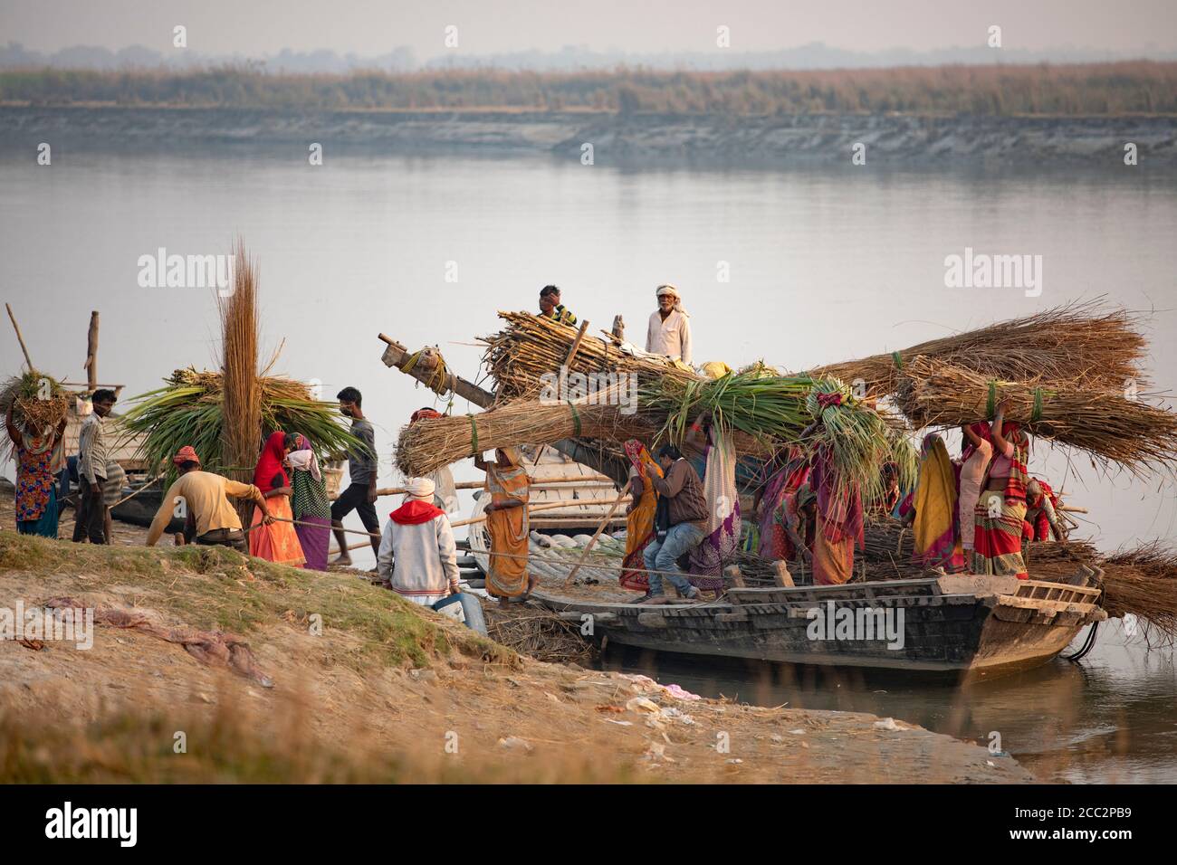 Un traversier rempli de travailleurs migrants traverse la rivière Gandak, qui forme la frontière nord de l'Inde avec le Népal. Banque D'Images