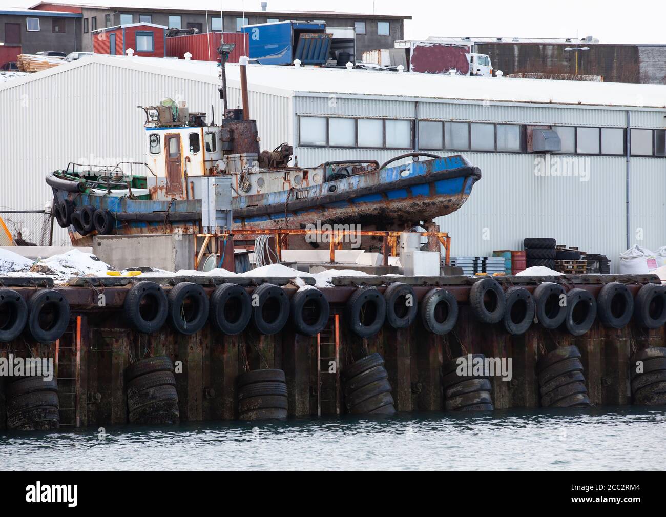Vieux remorqueur abandonné se trouvant sur la côte dans le port. Reykjavik, Islande Banque D'Images