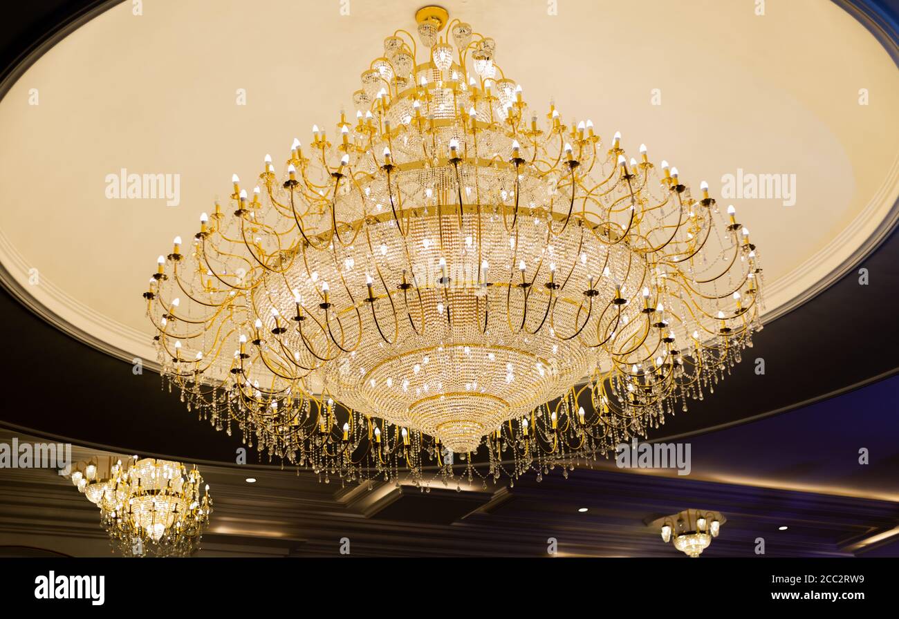 Beau grand décor Crystal chandelier / Jhoomar suspension de plafond Banque D'Images