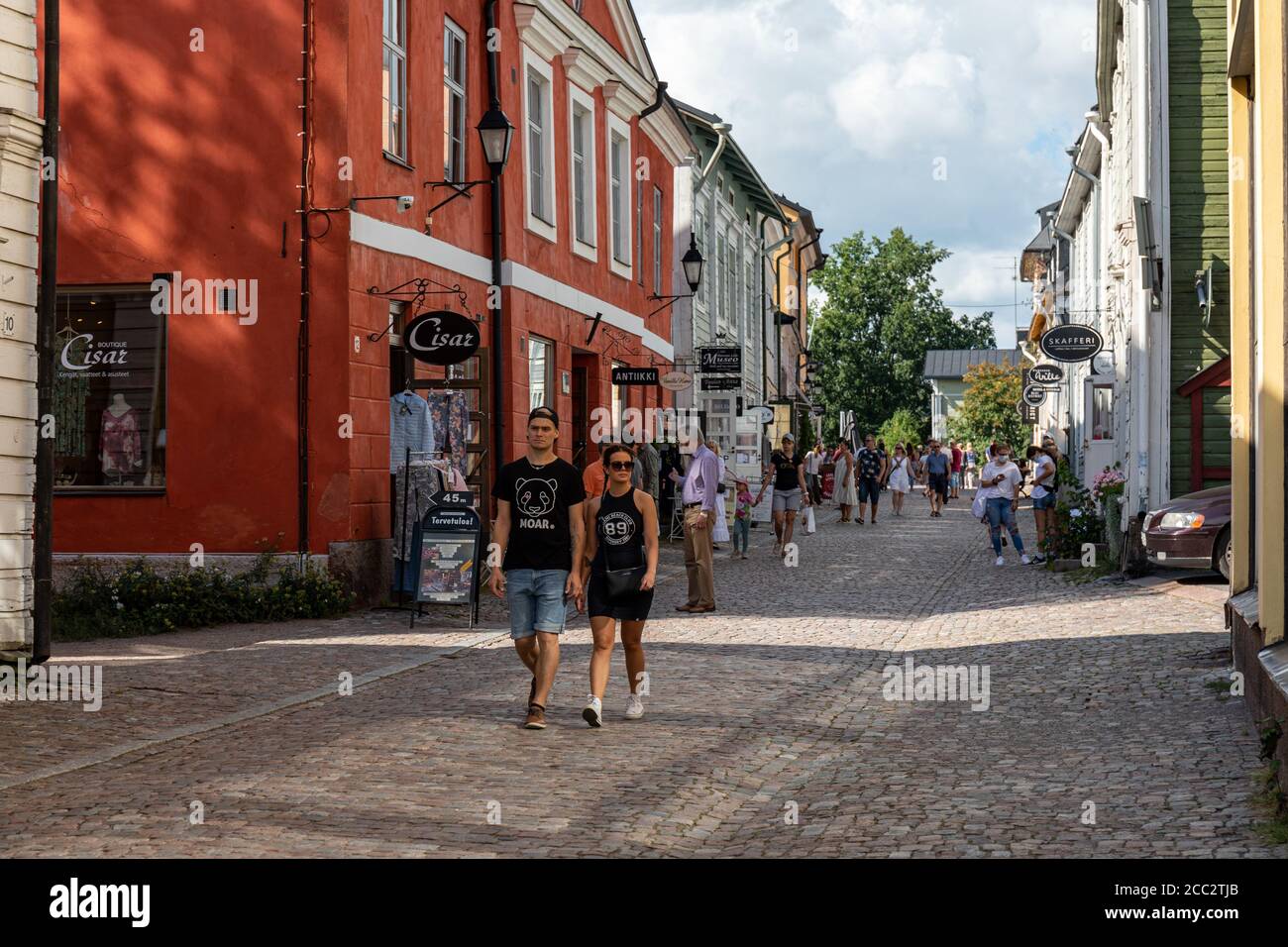 Vue sur la rue de la vieille ville avec des touristes occasionnels à Porvoo, Finlande Banque D'Images
