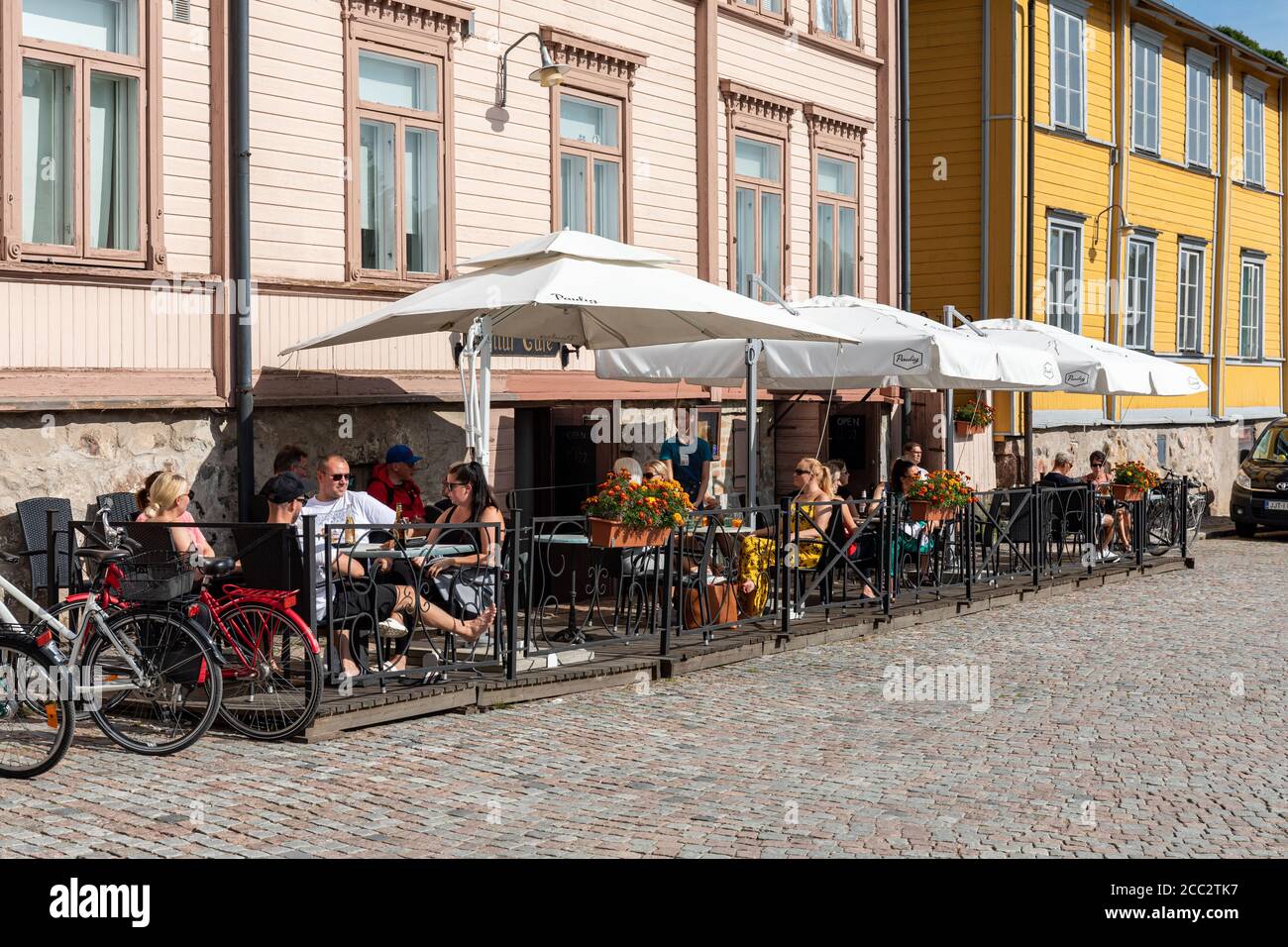 Les clients du Cellar Cafe & Wine Bar sont assis à l'extérieur dans la vieille ville de Porvoo, en Finlande Banque D'Images