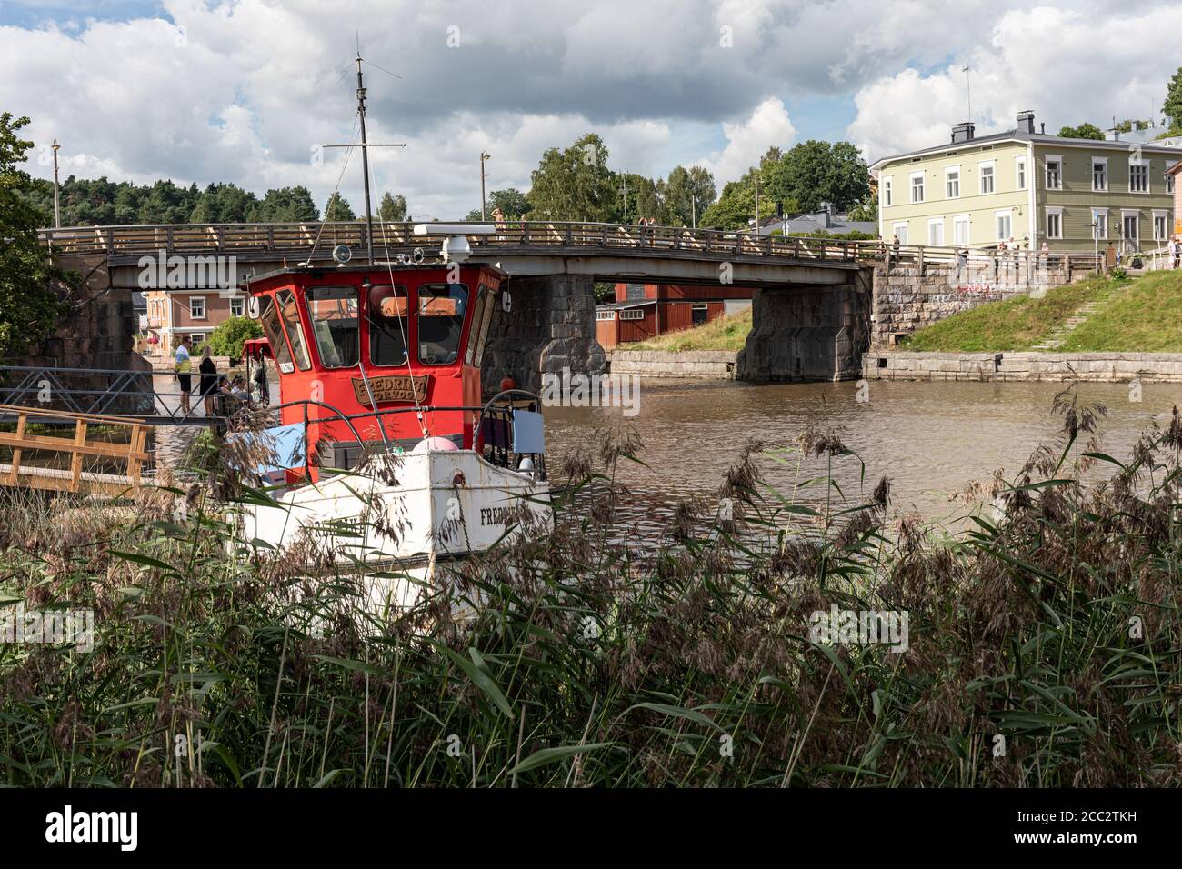 Bateau d'hébergement ou bateau d'hébergement et petit déjeuner M/S Fredrika amarré à la rive de Porvoonjoki à Porvoo, Finlande Banque D'Images