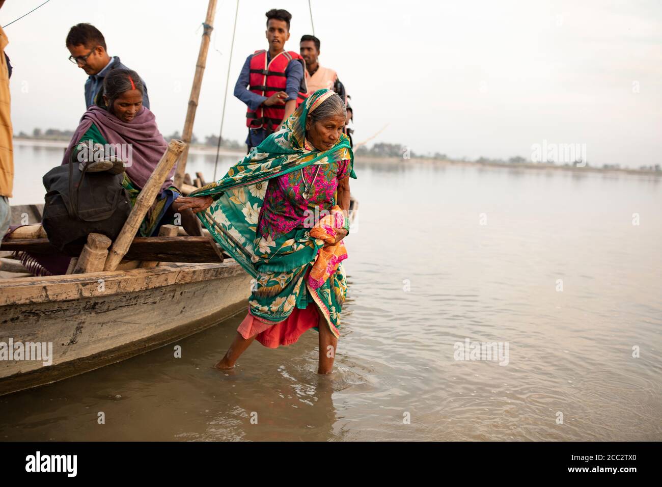 Les femmes sont évacuées par bateau d'une zone inondée à la frontière entre l'Inde et le Népal. Banque D'Images