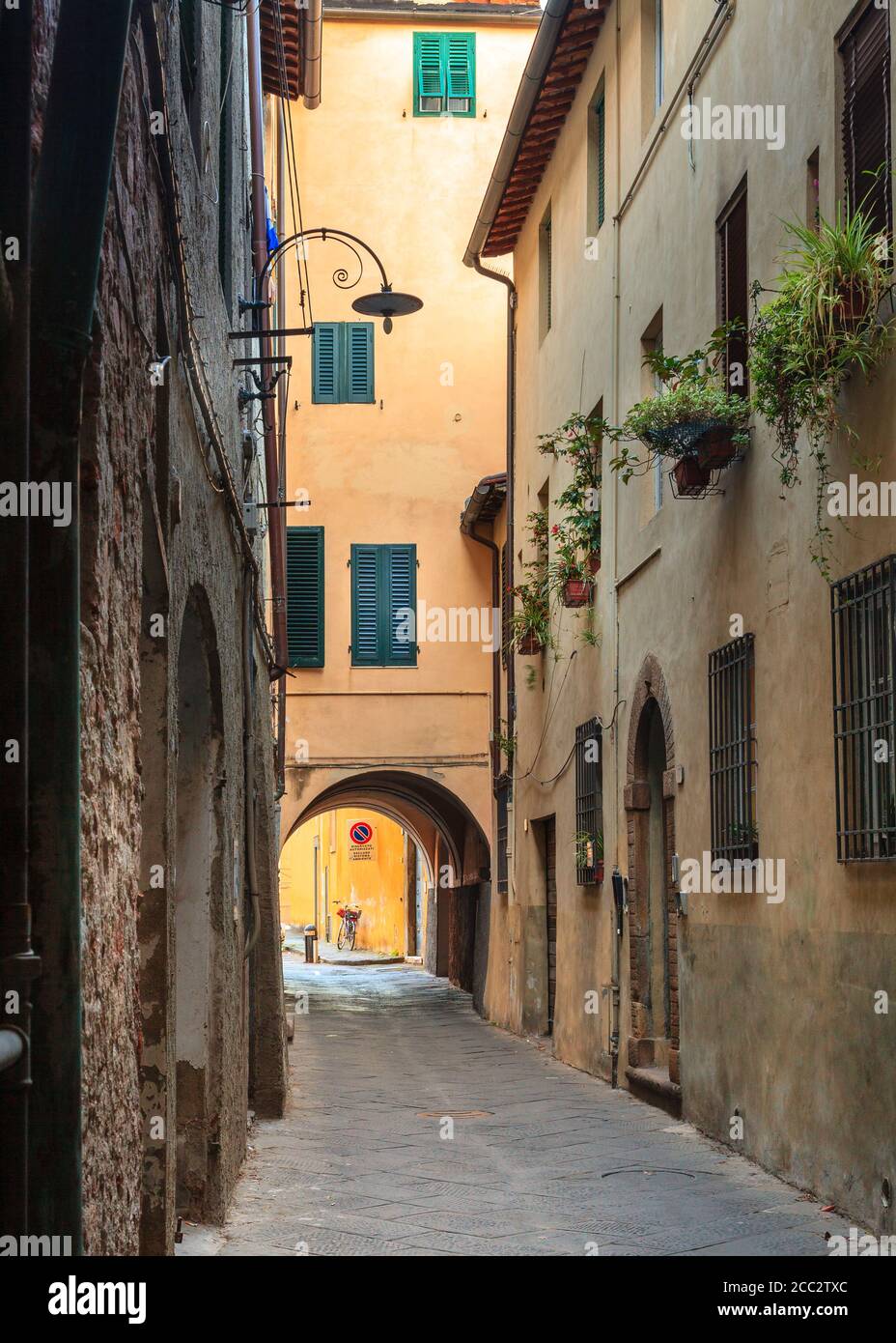 Rue résidentielle étroite dans la partie historique de Lucca, Italie Banque D'Images