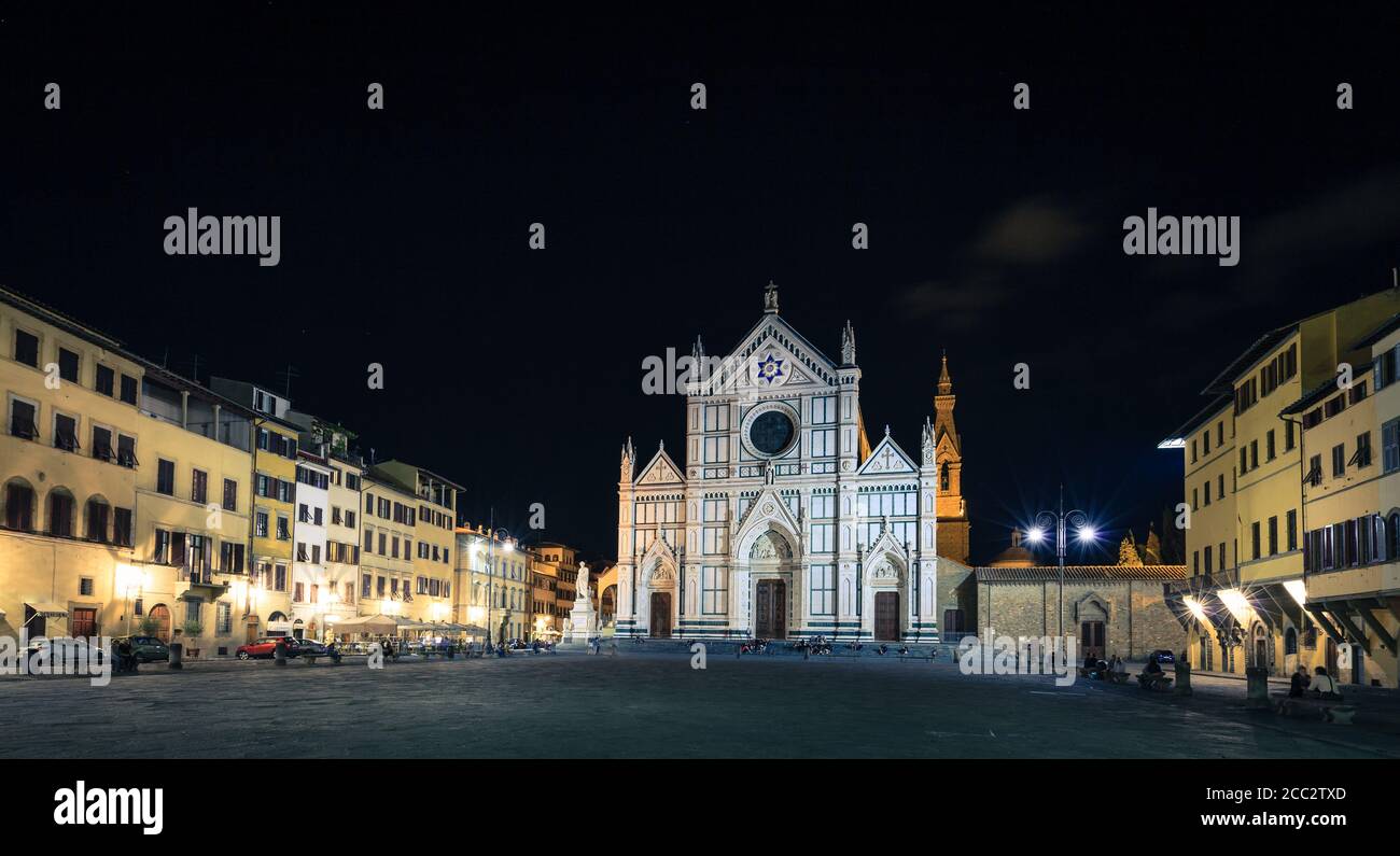 La basilique de Santa Croce et la Piazza di Santa Croce à Florence, en Italie, la nuit Banque D'Images