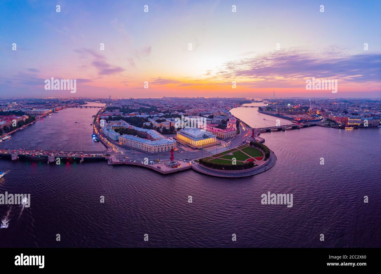 Belle vue aérienne dans les nuits blanches de Saint-Pétersbourg, Russie, l'île de Vasilievskiy au coucher du soleil, les colonnes Rostral, l'Amirauté, le Palais Brid Banque D'Images