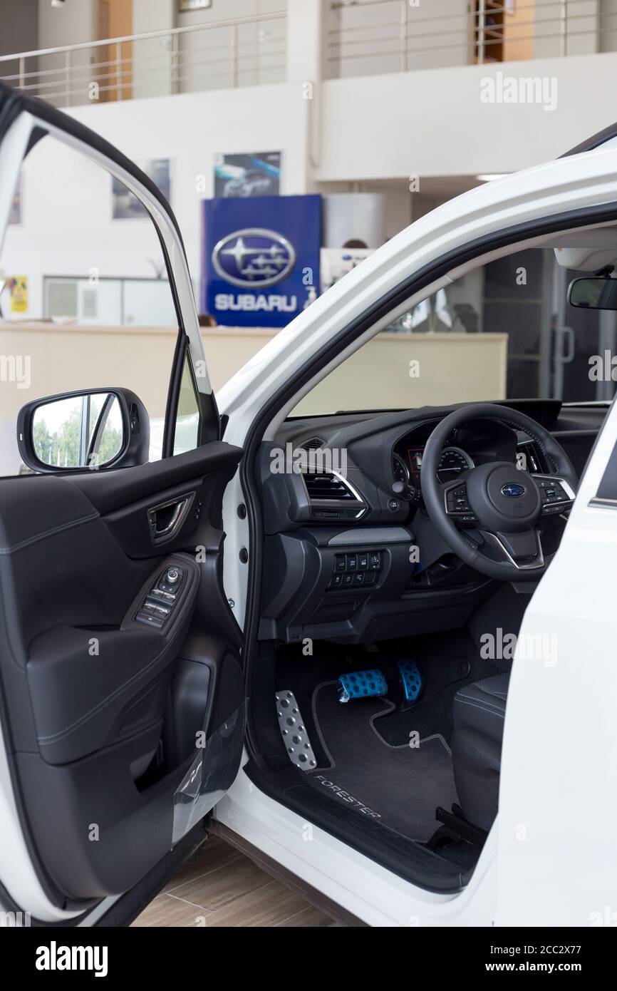 Russie, Izhevsk - 13 août 2020 : salle d'exposition de Subaru. Intérieur d'une nouvelle voiture moderne. Forester avec transmission automatique. Célèbre marque mondiale. Banque D'Images