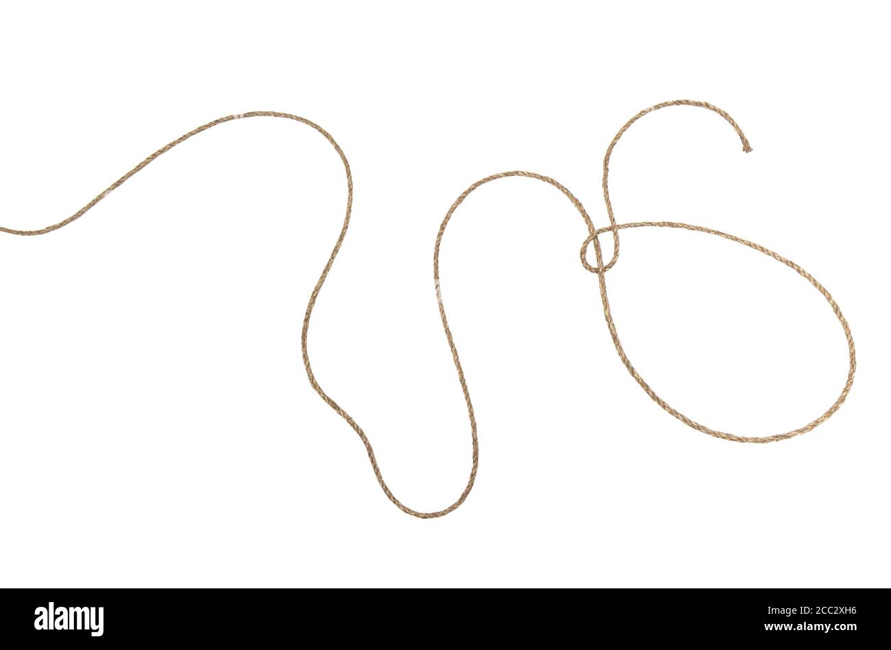 Corde en fibre naturelle torsadée avec boucles et courbes isolées dessus arrière-plan blanc Banque D'Images