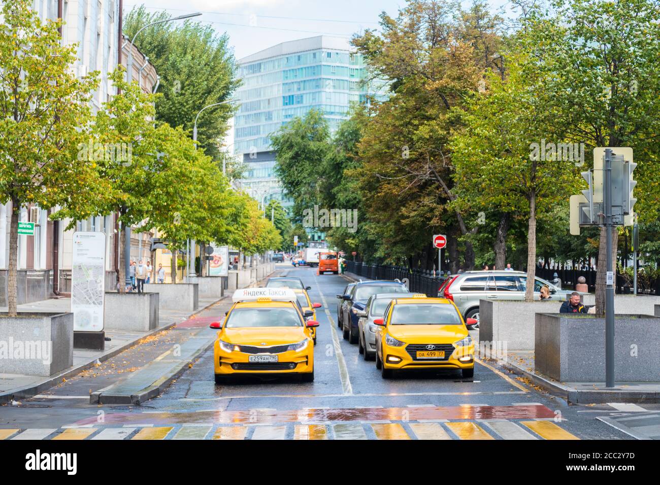 Rue de Moscou en été dans le centre avec un voiture Banque D'Images