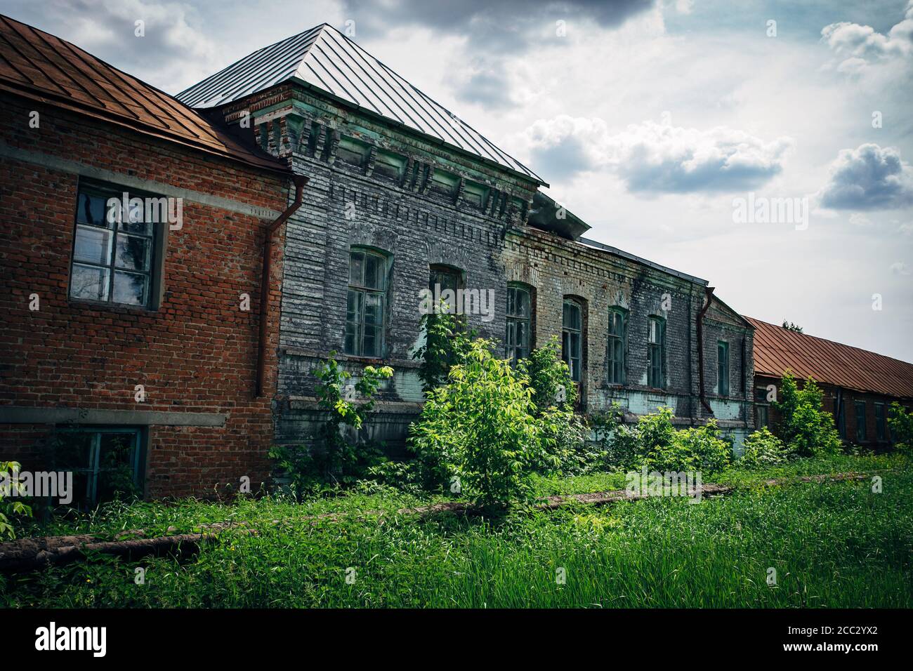 Ancien manoir abandonné dans le village de Stayevo, région de Tambov Banque D'Images