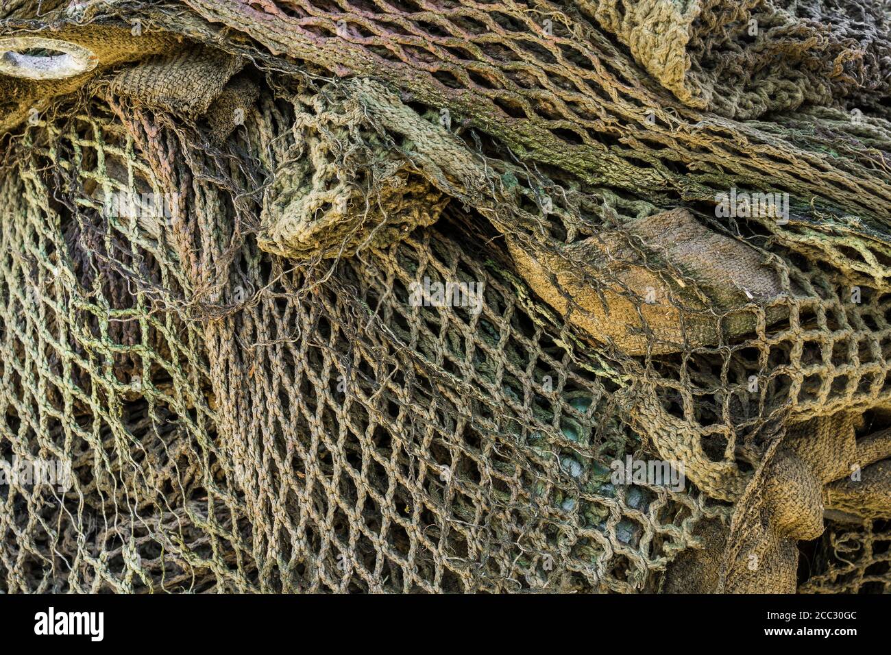 Détail d'un filet de camouflage militaire historique. Banque D'Images