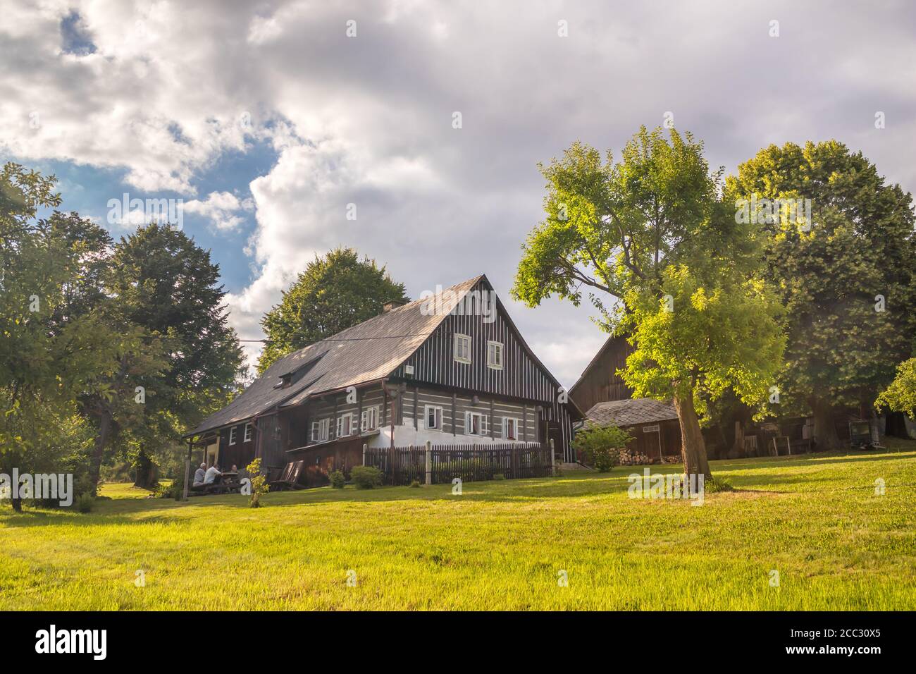 cottage à colombages - maison tchèque traditionnelle à colombages avec arbres à proximité Banque D'Images