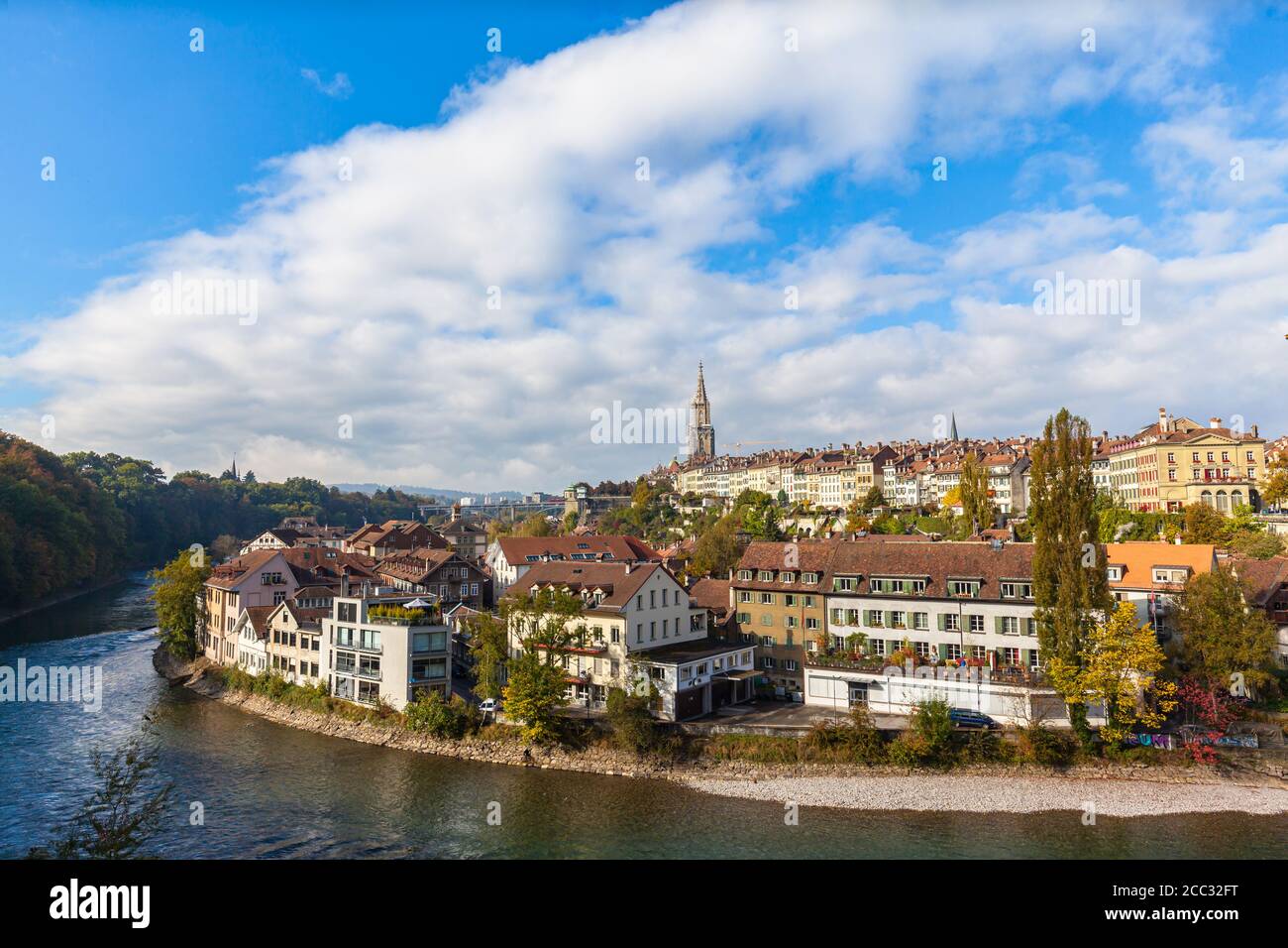 Vue imprenable sur la vieille ville de Berne avec la cathédrale de Berne Minster (Münster) et la rivière Aare qui coule autour, le jour d'automne ensoleillé avec ciel bleu et le clou Banque D'Images