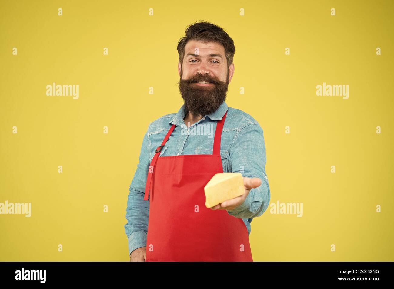 Tablier en fromager Fromage de chèvre Holding Tours Photo Stock - Alamy