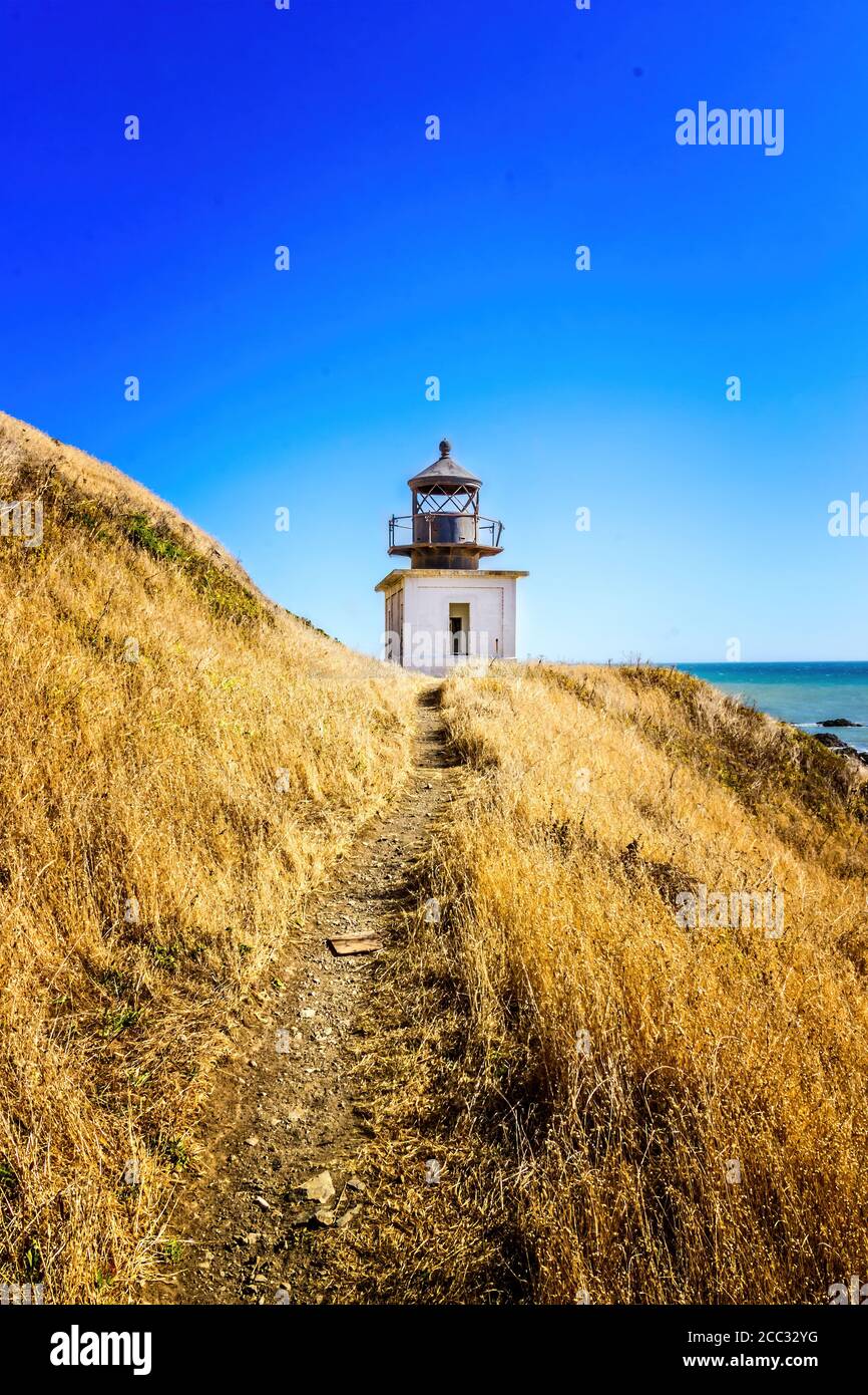 Le phare abandonné de Punta Gorda sur la Lost Coast, Californie, États-Unis Banque D'Images
