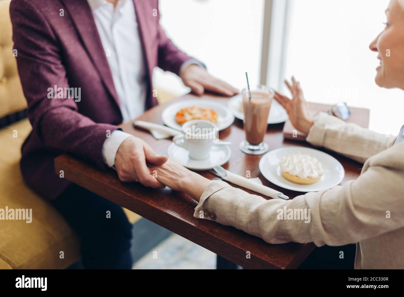 couple mature appréciant la date. gros plan rogné photo.femme donnant des conseils à un homme Banque D'Images