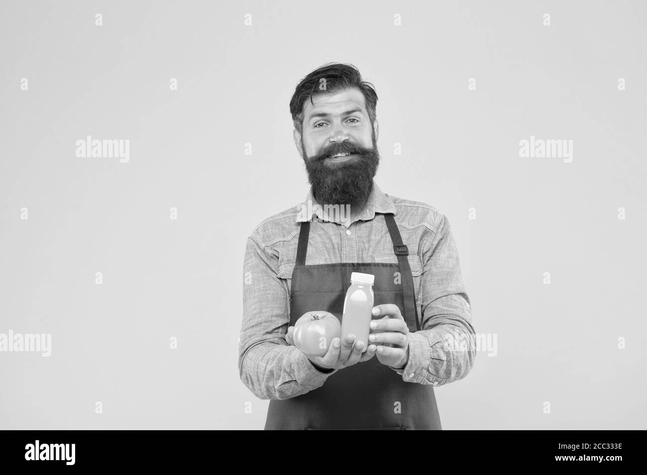 Qui se soucie du régime alimentaire. Chef cuisinier cocktail de vitamine. Smoothie sain et frais. Nourriture biologique uniquement. Faire du ketchup à partir de tomates fraîches. Concept de marché agricole. Jus de tomate biologique. Homme avec jus de tomate. Banque D'Images