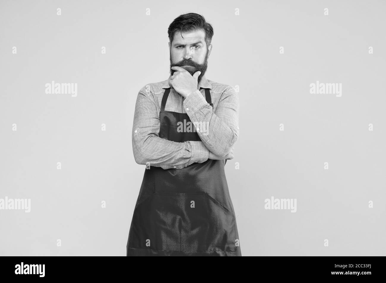 Recettes saines uniques. Planifiez des repas hebdomadaires. Contrôle de cuisson chaque repas que vous faites. Prenez des décisions saines lors de la commande de nourriture au restaurant. Hipster dans le tablier en pensant aux recettes. Recettes faciles à cuisiner. Banque D'Images