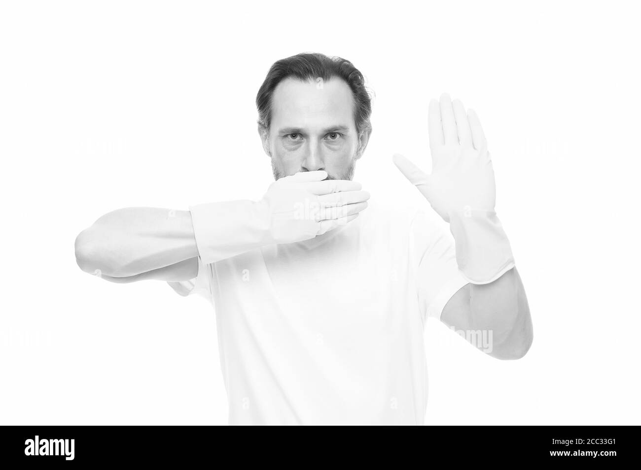 Zone sanitaire. Service de nettoyage et service ménager. Homme en gants. Jour de nettoyage aujourd'hui. Exigences d'hygiène. Nettoyant antibactérien. Un homme barbu qui fait le ménage. Employé barbu. Sur le garde de la propreté. Banque D'Images