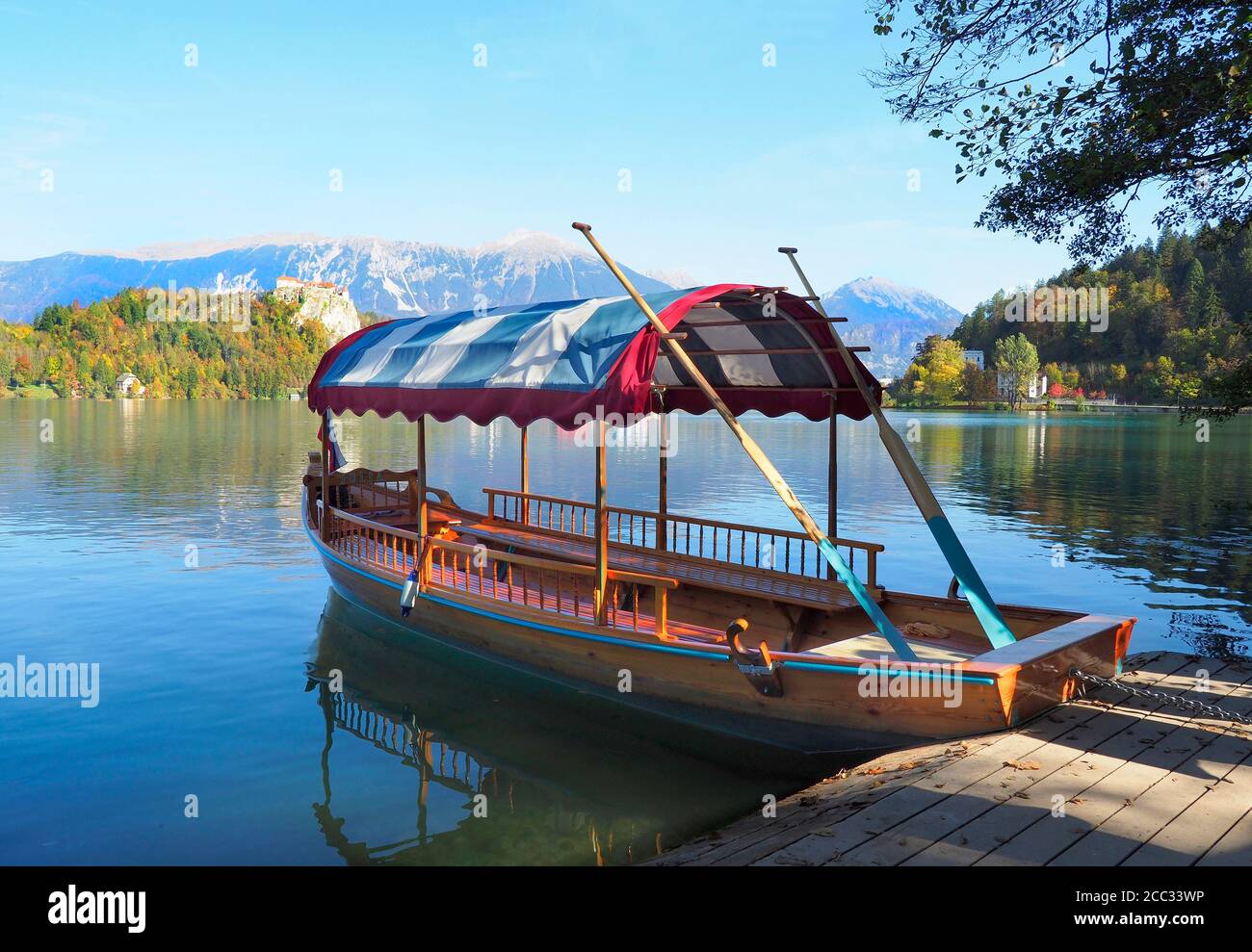 Bateau traditionnel coloré au Dock of Lake Bled In La chute Banque D'Images