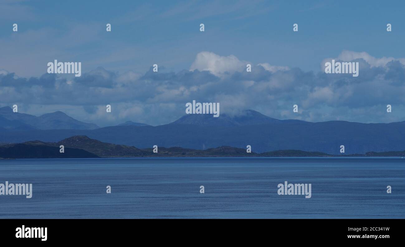 Vue depuis Craignish point sur le son du Jura jusqu'aux îles du Jura et de Scarba, Argyll, Écosse Banque D'Images