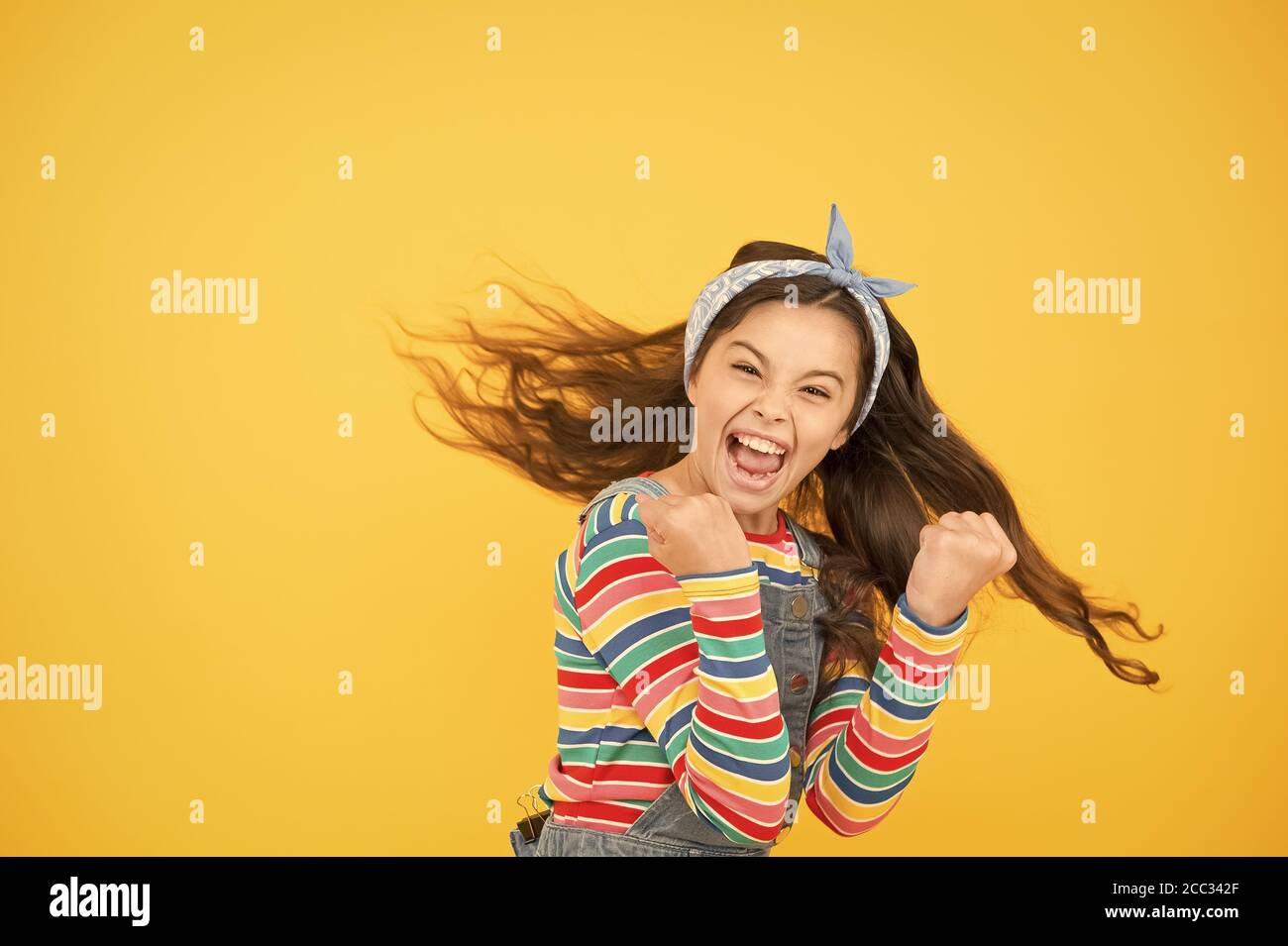 Une Joie Irresistible Joli Foulard Pour Bebe Noeud Adorable Petite Fille Avec Des Cheveux Longs Et Parfaits Shampooing Cheveux Et Apres Shampooing Salon De Coiffure Conseils Professionnels Soins Des Cheveux Journee Internationale Pour