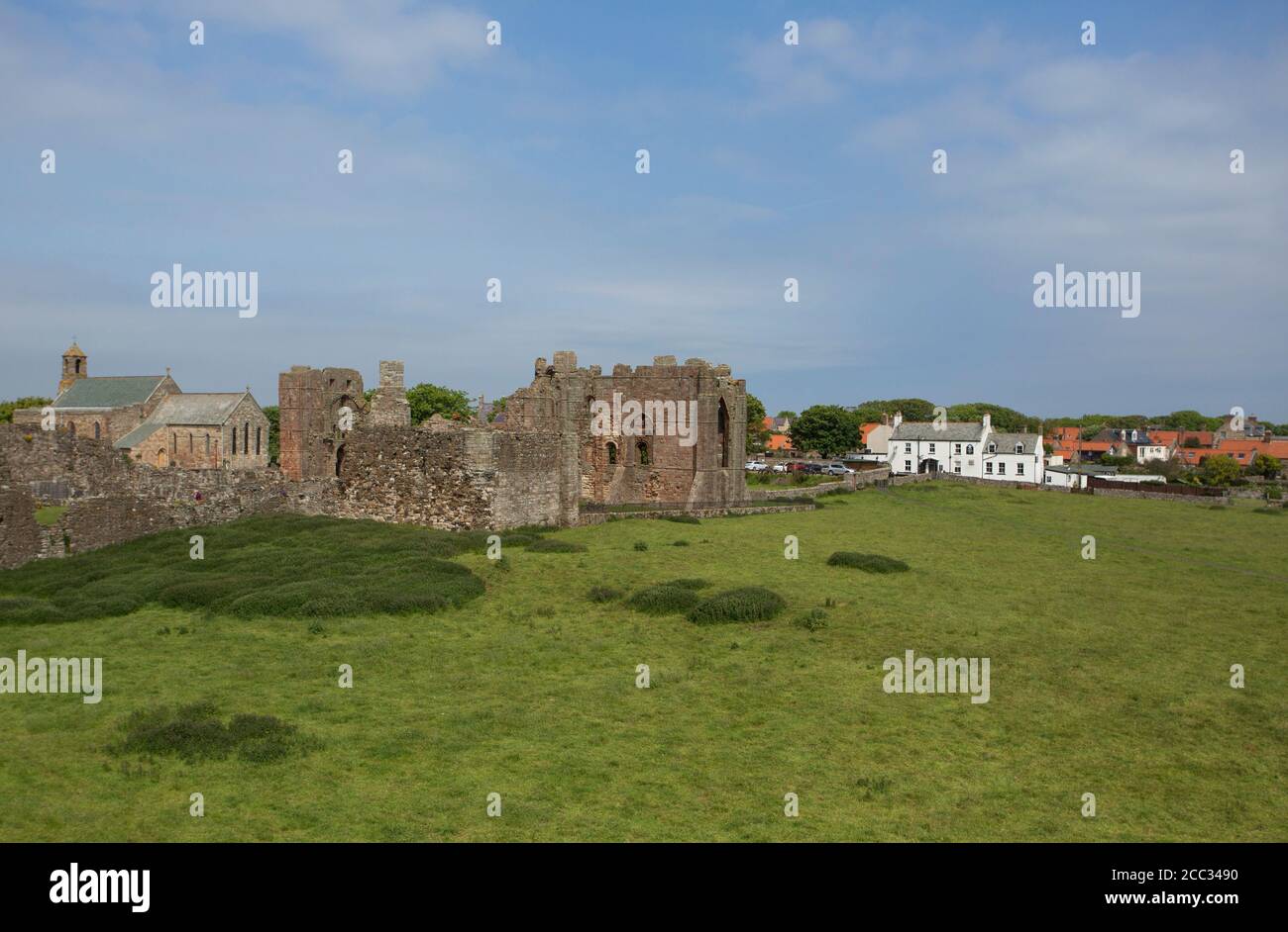 Village et ruines du Prieuré de Lindisfarne, Île Sainte, Northumberland, Royaume-Uni. Banque D'Images