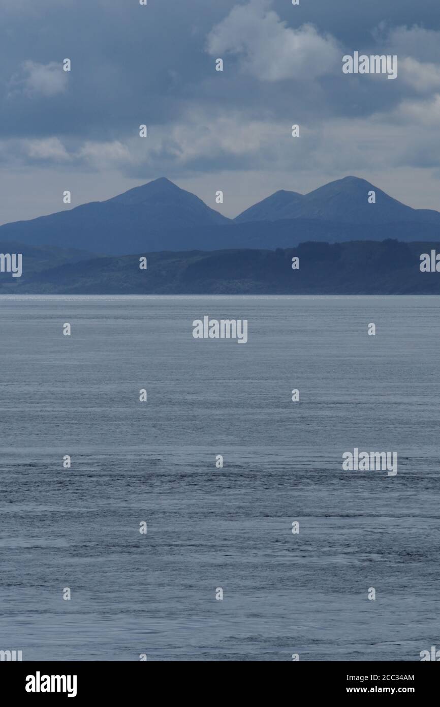 Vue sur le son du Jura jusqu'à l'île du Jura avec ses montagnes de Craignish point, Argyll, Écosse Banque D'Images