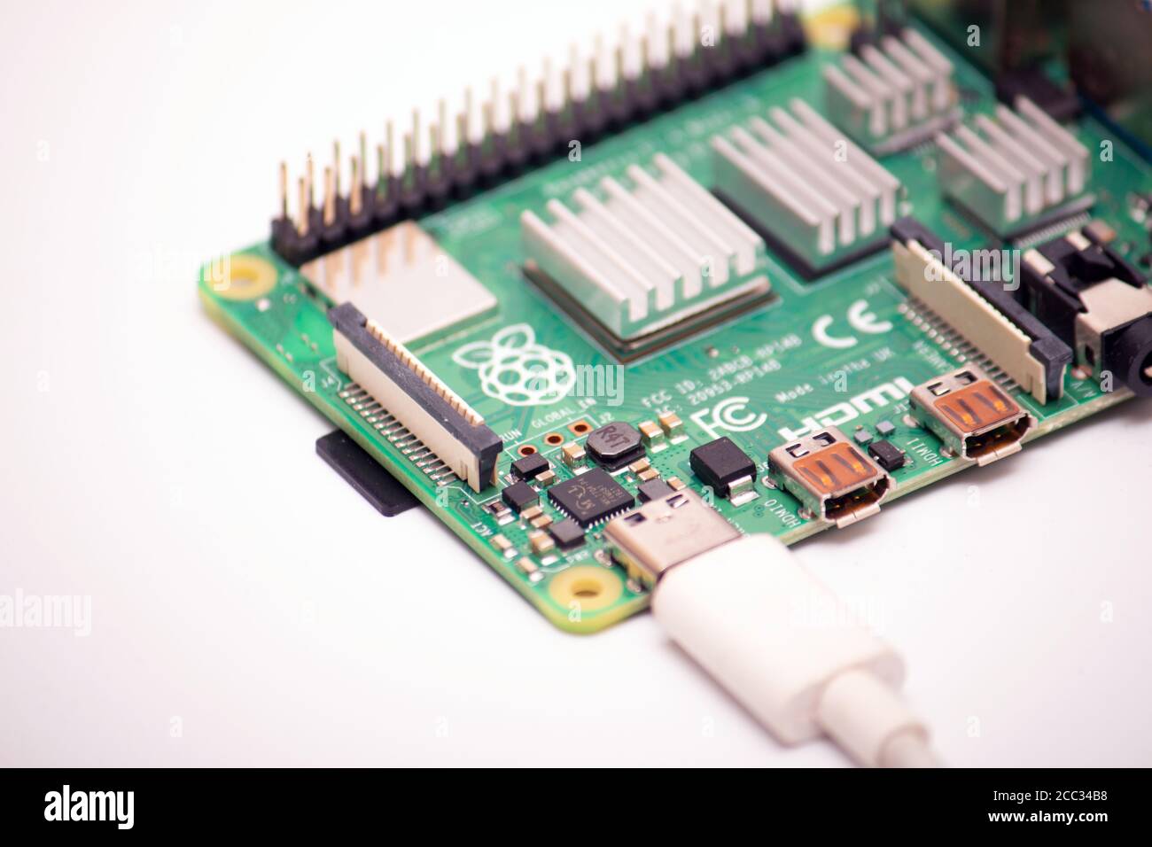 Kiev, Ukraine - 13 août 2020 : connecté à l'alimentation par USB 3.0 cordon de type C SBC budget micro-ordinateur Raspberry Pi 4B. Photo isolée de RPI4B Banque D'Images