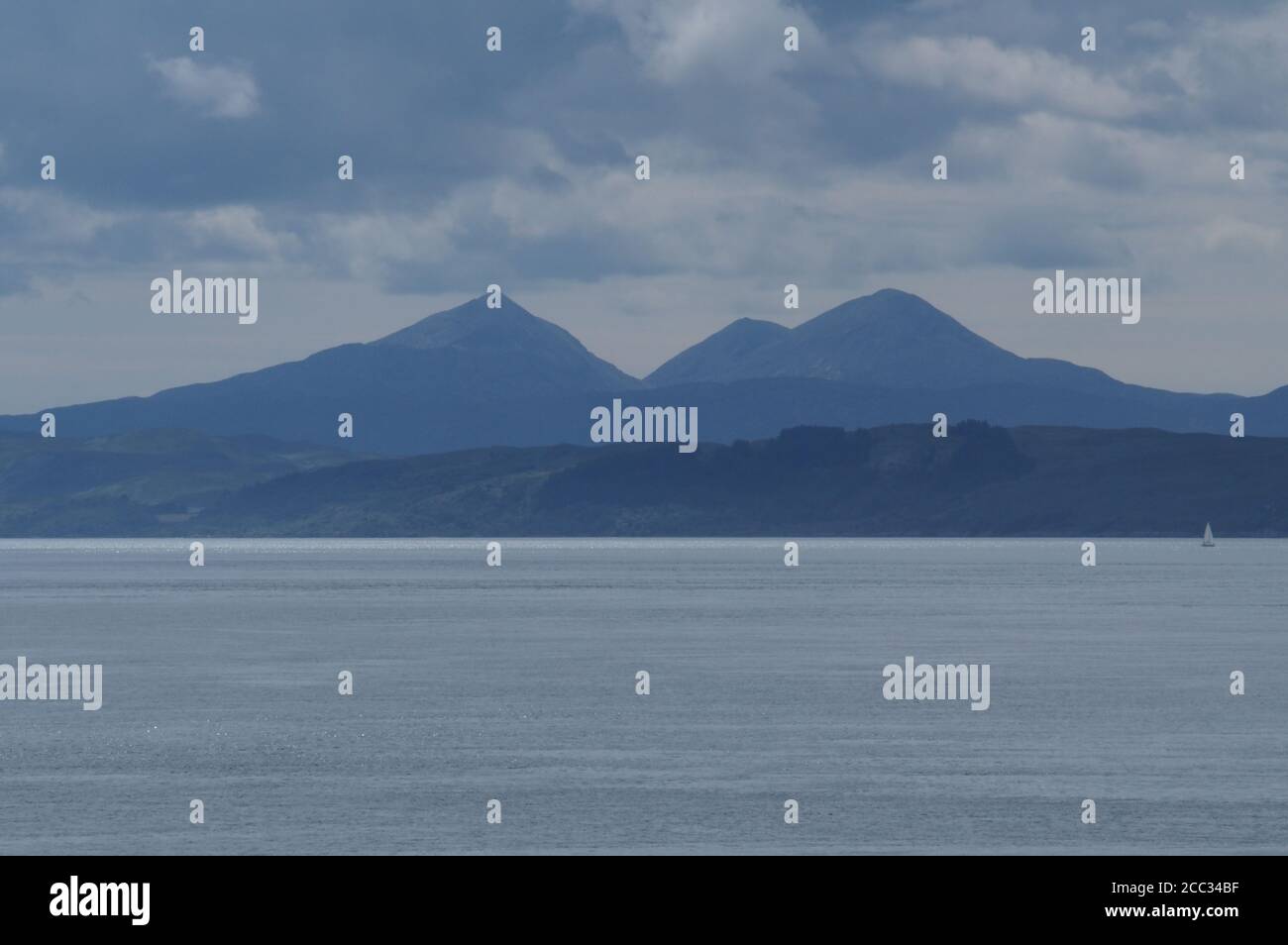 Vue sur le son du Jura jusqu'à l'île du Jura avec ses montagnes de Craignish point, Argyll, Écosse Banque D'Images
