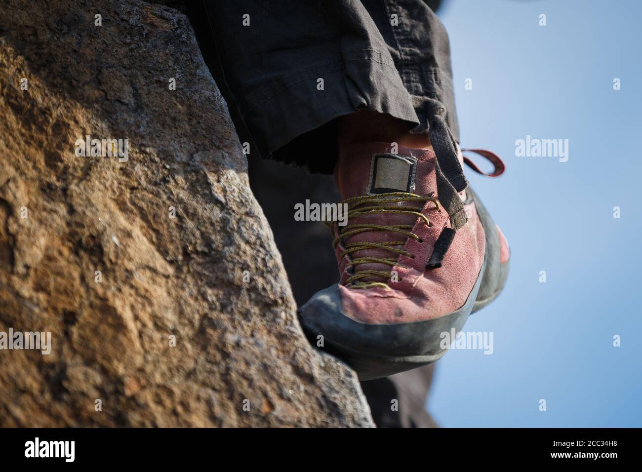 LONDRES, ANGLETERRE - MARS 2017: Tom Randall et Buster Martin escalade dans le Peak District le 24 mars 2017 Banque D'Images